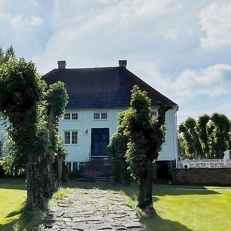 Bosvik Gard, Nyrenovert Leilighet I Hovedhus Fra 1756 Risor Exterior photo