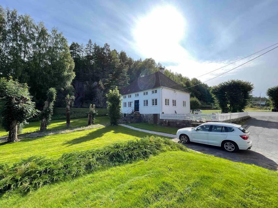 Bosvik Gard, Nyrenovert Leilighet I Hovedhus Fra 1756 Risor Exterior photo